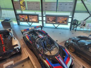 Proiezioni ortogonali di alcuni modelli di automobili Pagani in mostra al "Museo Horacio Pagani" di San Felice sul Panaro